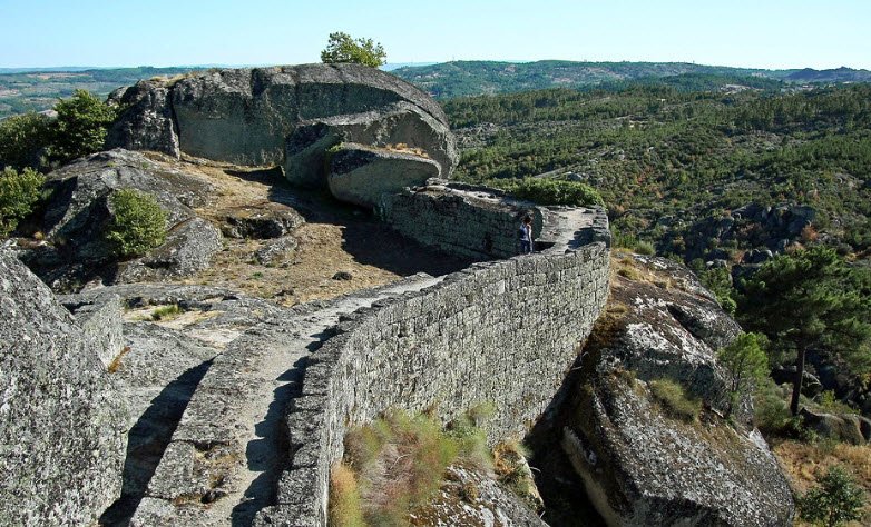 Ruínas do Castelo de Moreira de Rei, Portugal